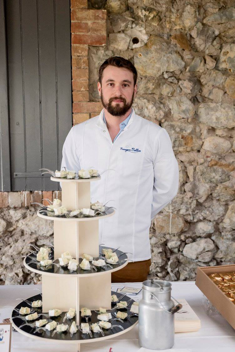 Charles-Henri Bellon derrière une présentation de fromages à étages
