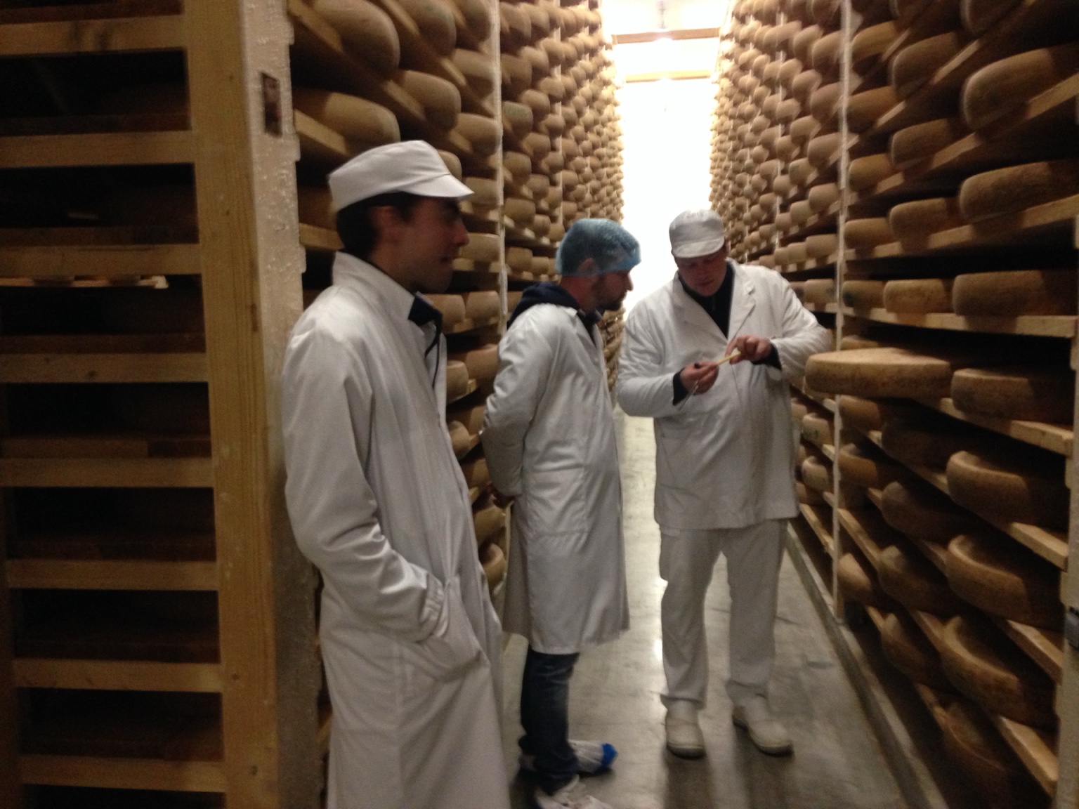 Visite chez Vagne parmi les meules de comté